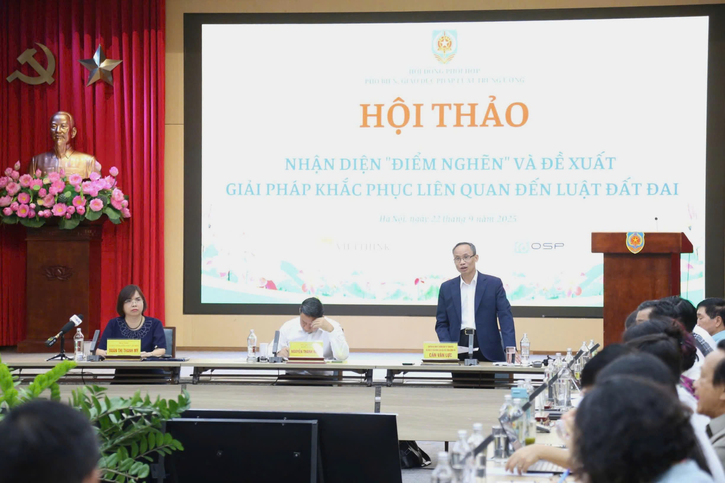 TS. Cấn Văn Lực - Chuyên gia Kinh tế trưởng Ngân hàng BIDV, Thành viên Hội đồng Tư vấn chính sách của Thủ tướng Chính phủ phát biểu tại Hội thảo.