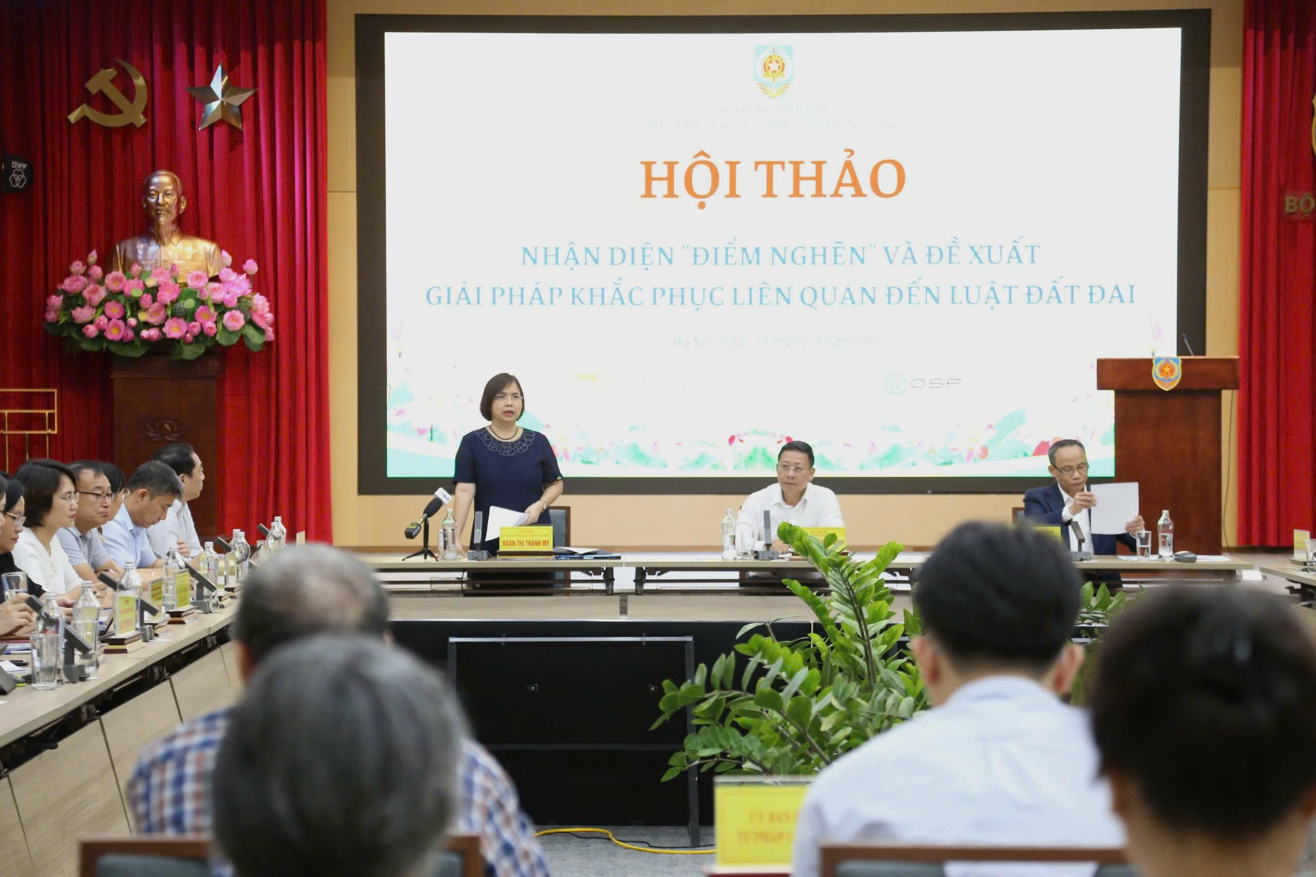 Phó Cục trưởng Cục Quản lý đất đai (Bộ Nông nghiệp và Môi trường) Đoàn Thị Thanh Mỹ trình bày báo cáo dẫn đề.
