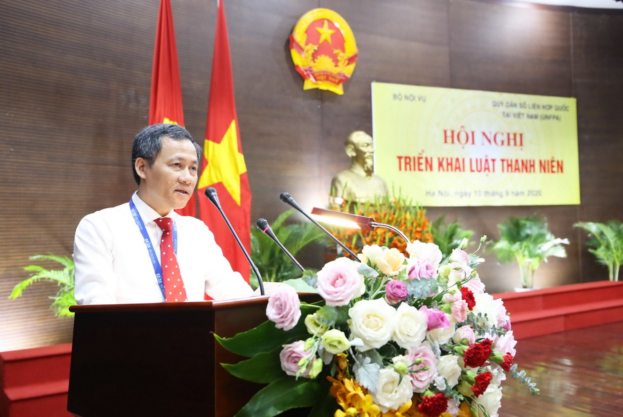 Ông Hoàng Quốc Long, Vụ trưởng Vụ Công tác Thanh niên, Bộ Nội vụ trình bày Một số nội dung cần triển khai thực hiện và trách nhiệm của các Bộ, ngành trong việc triển khai thi hành Luật Thanh niên