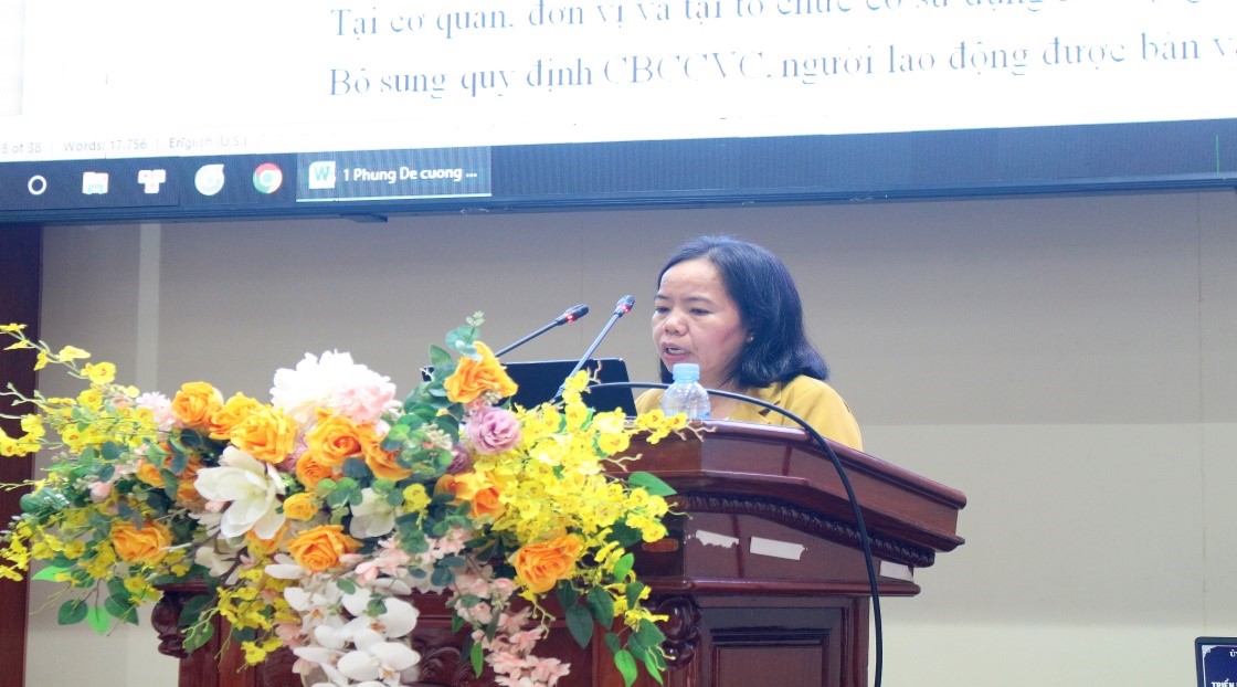 Bà Đặng Thị Phụng – Phó Giám đốc Sở Tư pháp triển khai một số nội dung cơ bản của Luật Thực hiện dân chủ ở cơ sở