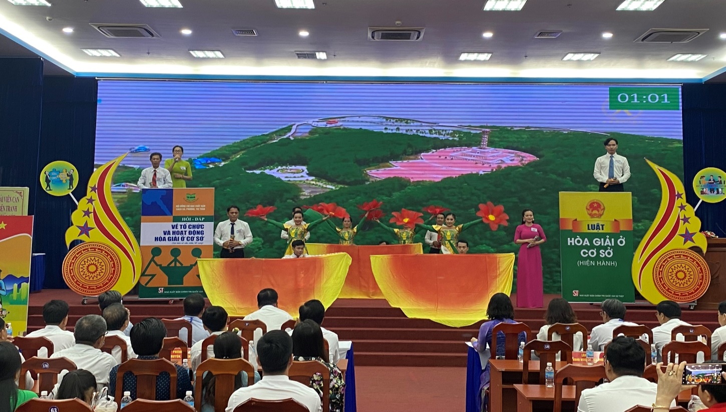 Phần thi giới thiệu của đội thi thành phố Cà Mau.
