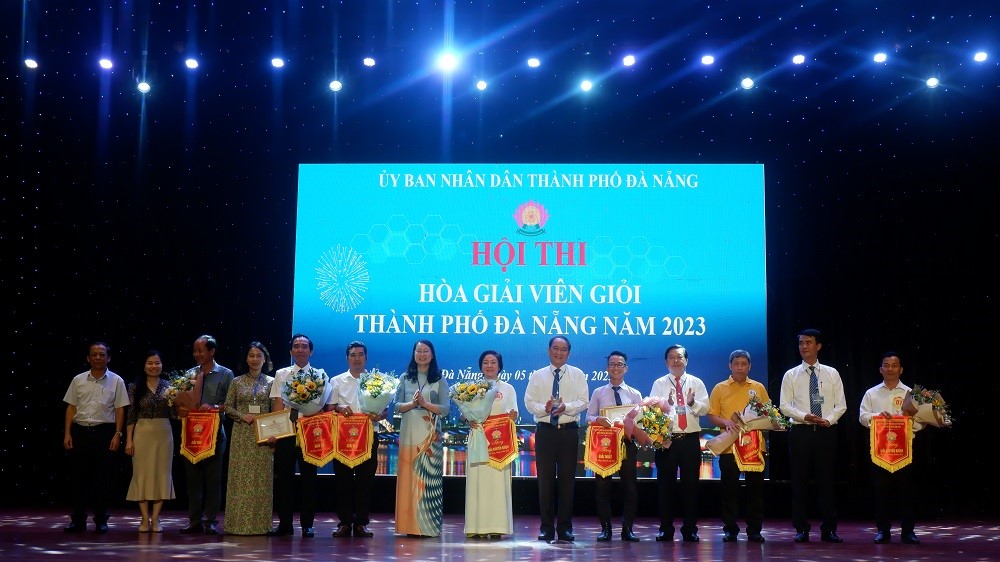 Ban Tổ chức trao giải cho các Đội thi.